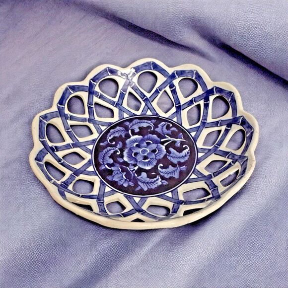 Vintage Blue & White Reticulated Porcelain Dish – Floral Center Open Lattice Des - Picture 1 of 8
